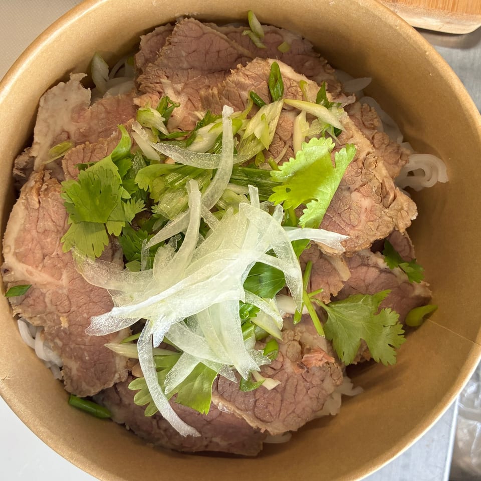 Beef noodles with onions and herbs